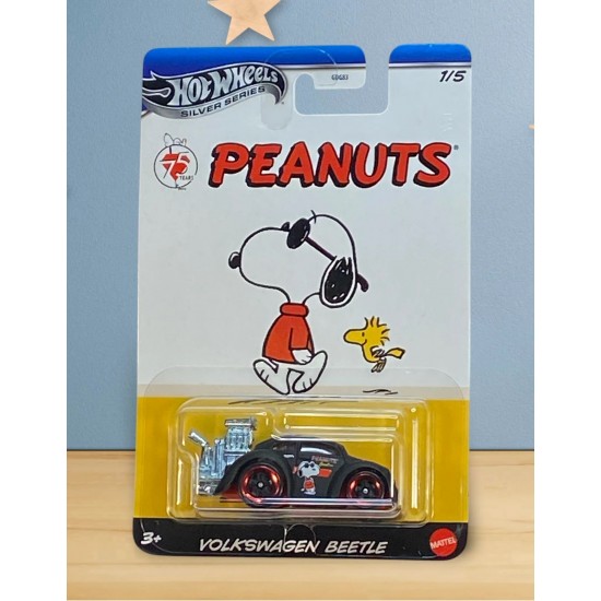 HOT WHEELS Peanuts Volkswagen Beetle Hot Wheels, Peanuts çizgi romanının 75. yıl dönümünü kutlamak amacıyla özel bir seri piyasaya sürmüştür. HOT WHEELS Peanuts Volkswagen Beetle Hot Wheels, Peanuts çizgi romanının 75. yıl dönümünü kutlamak amacıyla özel bir seri piyasaya sürmüştür.